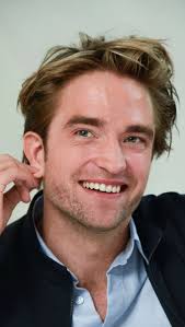 Tenemos que hablar del nuevo look de Selena Gomez. Su maquillista Avia  Solomon publicó algunas fotos de la cantante en las que podemos ver su pelo  con mechas doradas y una mirada