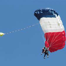 Vivez le grand frisson, dans des conditions. Bapteme Saut Parachute Tandem Bapteme De Chute Libre En Tandem Sauter En Parachute En Duo