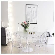 Fina Emma Melins Lagenhet Ar Ju En Drom Och Dessa Stolar Tillsammans Med Bordet Ar Ju Helt Ghost Chair Dining Room Ghost Chairs Dining Acrylic Dining Chairs