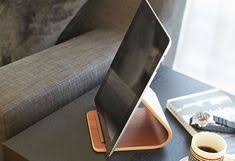 ipadをはじめ各種タブレットを閲覧する際 立てかけて使う専用スタンドです シリコン製のストッパー がタブレットを痛めることなくやさしく しっかりと支えます 天然木積層合板にラッカー塗装を施したデザインは リビング キッチン 寝室など