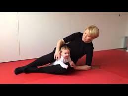 Toni ist 2 monate alt, ein gut gelauntes baby und. 9 Das Drehen Des Sauglings Von Rucken In Bauchlage Und Wieder Zuruck Youtube Entwicklung Baby Babygym Baby