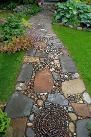 Build A Mold And Pour A Layer Of Sand Into It Then Arrange Your Stones In The Sand Touching The Bottom Of Th Tradgardsgang Tradgardsarbete Inredning Tradgard