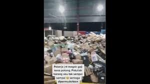 Gaji pegawai bank cukup untuk memenuhi kebutuhan hidup. Diduga Sakit Hati Gaji Dipotong Karyawan J T Express Malaysia Ubrak Abrik Paket Tribunnews Com Mobile