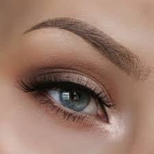 Blauen lidschatten nehm ich eher gar nicht! Effekvolles Make Up Fur Blaue Augen Tolle Schminktipps Blaue Augen Schminken Blaue Augen Blaue Augen Schminken Blonde Haare