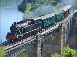 A locomotiva a vapor 0186, construída em 1925 pela henschel & son e as 5 carruagens históricas, percorrem a distância que vai da estação da. O Comboio Historico Do Douro Foi Prolongado Ate 10 De Outubro Mundo Portugues