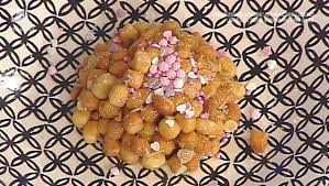 3 uova, 180 g di farina, olio, un limone, 20 g di zucchero, mezzo bicchierino di brandy, 120 g di mandorle spellate, 250 g di miele, per decorare: La Ricetta Della Cicerchiata Di Ambra Romani Del 13 Febbraio 2018 A La Prova Del Cuoco Ricette Idee Alimentari Ambra