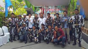 Dalam acara ini diberikan santunan bagi anak yatim piatu sebanyak 25 anak yang dana nya terkumpul dari infaq dan shodaqoh dari para jamaah masjid santunan diberikan langsung oleh pengurus dkm yang diwakili ustadz abdul rasyid dan ust. Santunan Anak Yatim Piatu Foto Tag Tribunnews Com
