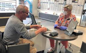 Accueil du client en magasin. Accueil Des Clients Trois Opticiens Du Pays D Auray Ouverts Plusieurs Matinees Par Semaine Lorient Maville Com