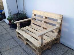 Complétez par 2 fauteuils en palette : Meubles En Palette 33 Idees Pour Les Utiliser Au Jardin