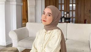 Perbedaan pashmina ceruti, diamond, dan crepe. Pipi Chubby Bikin Kamu Nggak Pede Pakai Pashmina Tenang Ini Lho 5 Tipsnya