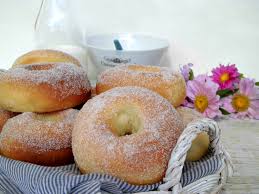 Possono essere cotte al forno o fritte e possono anche essere preparate con farina integrale per chi ama cibi ancora più sani. Ciambelle Soffici Al Forno Dolci Da Sogno
