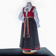 The national costume of norway is called bunad. Forkle Ulldamask Til Aust Agder Bunad Husflidstua I Grimstad