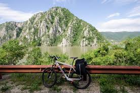 Timpul probabil din judetul tau. Clisura DunÄrii Pe BicicletÄ De La OrÈova La GolubÄÈ Freerider