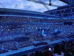 Früh landet ein kopfball am pfosten, ein schuss rauscht knapp am tor vorbei. Photos At Wembley Stadium