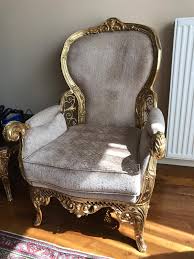 Büyük ebat bir koltuk takımıdır. Ikinci El Klasik Esya Kim Alir Umut Spot