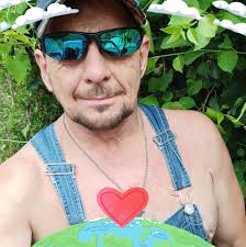 How do Aquarius individuals calm down when angry?