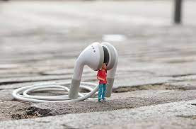 Little People Tiny Art Installations To Inspire You Miniature Art Miniature Photography Street Art