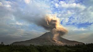 Bencana dan musibah tersebut datang silih berganti serta menimbulkan korban jiwa yang tidak sedikit jumlahnya. Erupsi Gunung Raung Berdentum Ada Apa Fokus Jabar