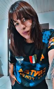 Pase lo que pase, mantente viva. No mueras antes de estar muerta. No te  pierdas a ti misma, no pierdas la esperanza, no pierdas la dirección.  Mantente viva, contigo misma, con cada