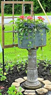 Der Upcycled Garten Volume 12 Verwendung Von Recyceltem Und Altmaterial In Ihrem Garten In 2020 Upcycle Garden Container Gardening Flowers Rustic Gardens
