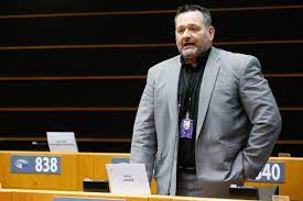 Μια αναζήτηση στο είδος των ερωτήσεων που υποβάλλουν στη βουλή οι χρυσαυγίτες συχνά δίνει τη δυνατότητα να αντιληφθεί πλήρως ο καθένας για ποιους. Giannhs Lagos 3ekina H Diadikasia Gia Thn Arsh Asylias Toy Sthn Eyrwboylh Lifo