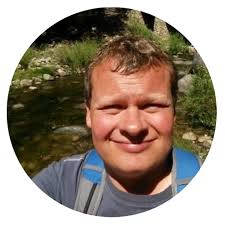 A motion designer. A graphic designer. And a video editor too