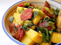 1 punga de spanac 500 g, 1 ceapa mare alba, 1 morcov, 2 fire de ceapa verde, cateva rosii cherry, 2 catei de usturoi, 2 linguri bulion, 1 lingura faina, ulei de masline, sare/piper/busuioc. Mamaliga Cu Ceapa Verde Si Carnat La Tigaie ReÈete Fel De Fel