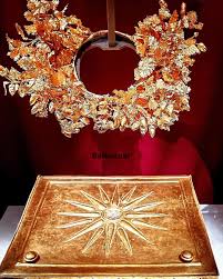 Perfection made of gold, more than 2500 years ago. 👑The golden wreath of  king Philip II of Macedonia, the father of Alexander the Great and the  Golden Larnax decorated with the Sun