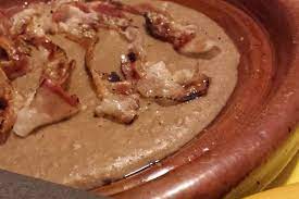 Polenta con farina di castagne. Polenta Di Farina Di Castagne Con Pancetta Salsiccia E Raviggiolo