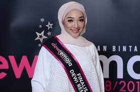 Selepas haneesya hanee, dua lagi bekas finalis dewi remaja 2018/2019 iaitu erni nurshahira (ernisha) dan faizni fazreen tampil memohon maaf berhubung kontroversi mereka berhibur di kelab malam dan meminum arak. Dalam Dewi Remaja Bertudung Masuk Kelab Pakai Bikini