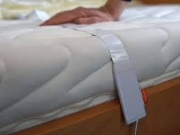 Eine matratze ist ein in der regel auf lattenroste oder unterfederungen gelegtes polster, das ein komfortables liegen ermöglicht. Matratzen Flecken Reinigen Dieser Trick Lasst Sie Im Nu Verschwinden Wohnen