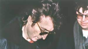 His father, alf lennon, was a seaman, who deserted his wife julia and their infant child. Was Heute Geschah 8 Dezember 1980 John Lennon Wird Erschossen Klassik Entdecken Br Klassik Bayerischer Rundfunk