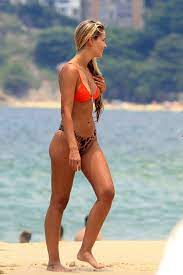 She is the mother of model yasmin brunet. Carlinhos Lima On Twitter Jornadapeloconhecimento Beautiful Girl Yasmin Brunet Curte Praia Com Amig Https T Co S2godaf2ch Https T Co Npi06e6xup Twitter