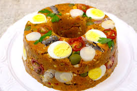 É uma espécie de torta ou bolo salgado feito com base de farinha de milho. Cuzcuz Paulista Isamara Amancio