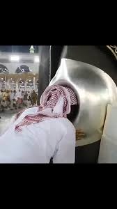 Hajar aswad adalah batu yang berada pada salah satu sisi ka'bah yang kita disunnhakan untuk menciumnya jika mampu pada salah satu manasik haji dan umrah. Keagungan Batu Hajarul Aswad Steemkr