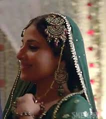 Curly Fries: BOLLYWOOD ISHTYLE: Vidya's in Glamorous Green in 'Ishqiya'