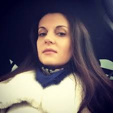 Удаляй эту тупую пизду нахер! Это ебанутая курица без мозгов. Не трать своё  время на это безмозглое существо!😂