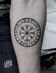 Tatuajes De Simbologia Vikinga Logia Tattoo Barcelona Ellas creían que estos símbolos podían mostrar el futuro y atraer la. tatuajes de simbologia vikinga logia