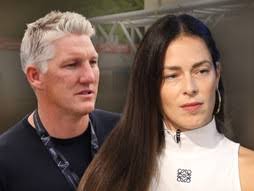 Sandra Rešić neprepoznatljiva: Pevačica u "vamp" stilu, bez veša pozirala  ispred kamera