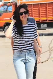 Kareena Kapoor Khan Makes Stripes Look Like The Coolest Trend Ever Bollywood Outfits Casual Day Outfits Casual Indian Fashion