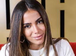 La artista tiene más de 20 millones de oyentes mensuales y tiene en su repertorio colaboraciones con estrellas como madonna y j balvin. Anitta Deve Se Tornar Socia E Garota Propaganda Do Nubank Popline