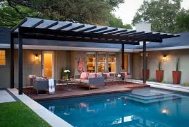 Terrassenuberdachung Metall Und Glaskonstruktion Fur Die Grosse Holzterrasse Pergola Design Terrassen Schatten Gemutliche Terrasse