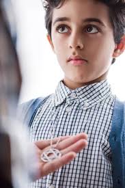 Vista Lateral Sonriente Padre Judío Dando Estrella David Collar Hijo — Foto  de stock © VitalikRadko #326271342