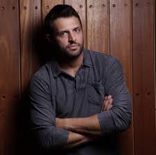 Η σύζυγός του μπήκε στον έκτο και ποζάρει με μπικίνι. H Gynaika Moy Ebale Ta Klamata H Farsa Toy Sabba Poympoyra Sthn Gynaika Toy