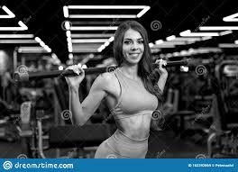 Ver más ideas sobre fisicoculturismo femenino, cuerpo fitness mujer, niñas con músculos. Una Mujer Sexy Morena De Fitness Esta De Pie Con El Bar Del Cuerpo En El Gimnasio Despues De Los Ejercicios De Bw Imagen De Archivo Imagen De Deporte Persona 162392869