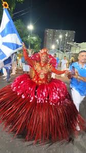 Selminha Sorriso decide desfilar de vermelho, pela primeira vez, após aparição de Iansã durante prova de roupa: 'Ela queria estar no desfile e me escolheu