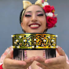 El cliente: "Quiero un traje para un fandango navideño, me gusta la  combinación de los colores rojo y oro". 🎄🪅✨ ATAVÍO: ¡No se diga más! 🥰  Traje enviado a Los Ángeles, California. 🇺🇲