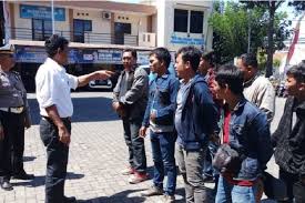 Cocok untuk menyapu jalanan atau aspal yang. Mantan Debt Collector Ungkap 3 Cara Taklukan Para Mata Elang Gridoto Com