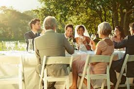 Hochzeitsspiele machen nicht nur spaß und lockern die stimmung auf, sie überbrücken auch auf unterhaltsame art und weise wir haben für euch 6 lustige ideen zusammengestellt, damit ihr eure hochzeitsfeier mit ein paar spielen gehörig aufmischen könnt. 5 Lustige Hochzeitsspiele Die Nicht Peinlich Sind Weddix