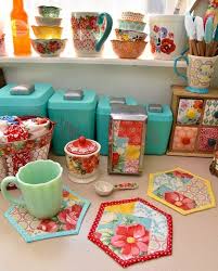 You can bring the garden inside with our floral rugs, the. Pionierin Kuchendekor Gesteppte Becherteppiche Bauernhausdekor Landdekor Vinta Pioneer Woman Kitchen Decor Pioneer Woman Kitchen Coffee Decor Kitchen
